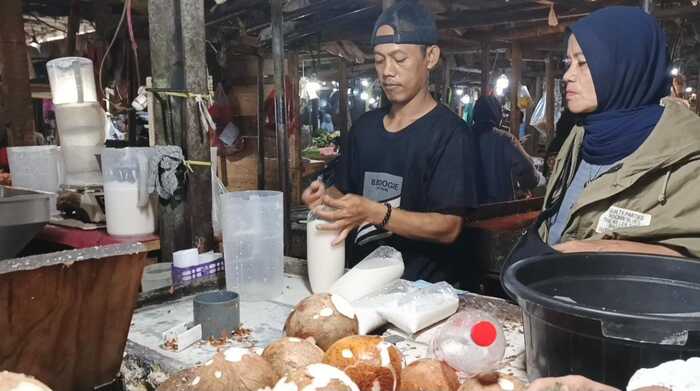 Pedagang kelapa parut di Pasar Rebo, Purwakarta. (Gin/Jabarnews)