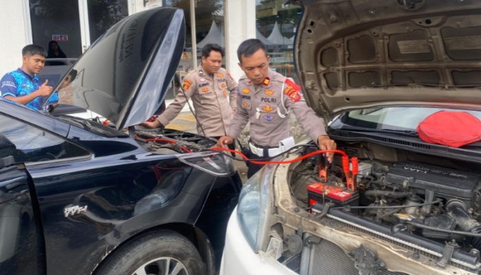 Polisi Sigap Bantu Pemudik di Purwakarta: Ban Bocor hingga Mogok, Langsung Ditangani!