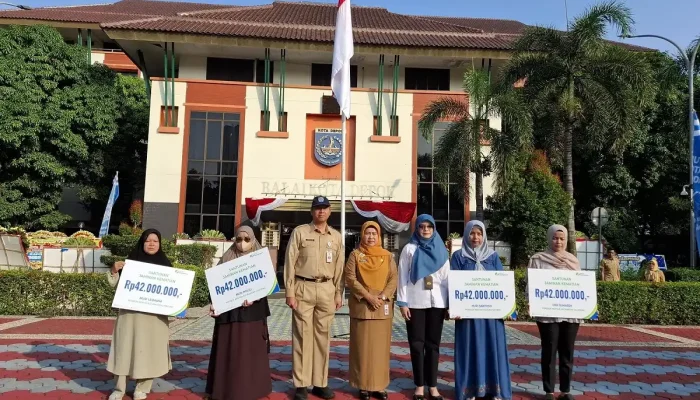 BPJS Ketenagakerjaan dan Pemkot Depok Serahkan Santunan Rp42 Juta kepada Pekerja Rentan