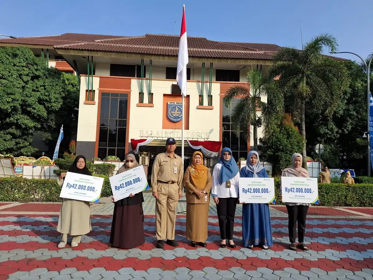 BPJS Ketenagakerjaan dan Pemkot Depok serahkan santunan Rp42 juta kepada ahli waris pekerja rentan di Balai Kota Depok