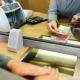 Ilustrasi nasabah melakukan transaksi perbankan di teller bank yang beroperasi dengan jadwal khusus selama libur Lebaran 2025. (Foto: Net)