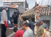 Rumah Loper Koran di Purwakarta Nyaris Ambruk, Om Zein Gercep Turun Tangan