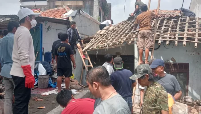 Rumah Loper Koran di Purwakarta Nyaris Ambruk, Om Zein Gercep Turun Tangan