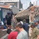 Bupati Purwakarta Om Zein bersama warga gotong royong merenovasi rumah nyaris ambruk milik mantan loper koran di Purwakarta (Foto: Kesatu.co)