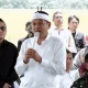Gubernur Jabar Dedi Mulyadi menyampaikan aspirasi petani kepada Presiden Prabowo saat panen raya di Majalengka, Senin (7/4/2025). (Foto: Tangkapan Layar YouTube Sekretariat Presiden)