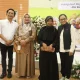 Bupati Purwakarta Om Zein dan Kajati Jawa Barat Katarina Endang Sarwestri berfoto bersama para ibu asuh usai launching program 1.000 Ibu Asuh di Desa Cikumpay, Campaka, Purwakarta, Jawa Barat, Jumat (11/4/2025). (Foto: Kesatu.co)