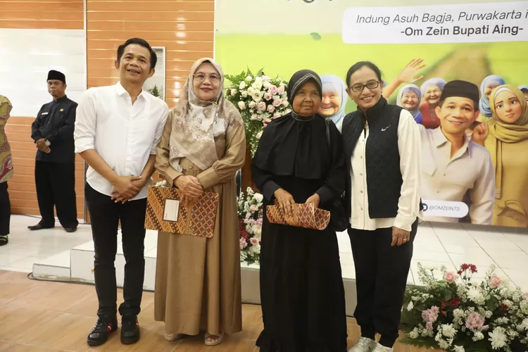 Bupati Purwakarta Om Zein dan Kajati Jawa Barat Katarina Endang Sarwestri berfoto bersama para ibu asuh usai launching program 1.000 Ibu Asuh di Desa Cikumpay, Campaka, Purwakarta, Jawa Barat, Jumat (11/4/2025). (Foto: Kesatu.co)
