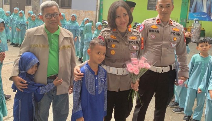 Terharu Dapat Surat dari Anak TK, Kasatlantas Purwakarta Kunjungi TKIT Cendekia