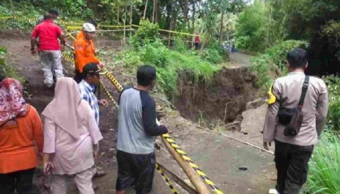 Jalan Penghubung Dua Kecamatan di Sumedang Longsor, Ratusan Warga Terdampak