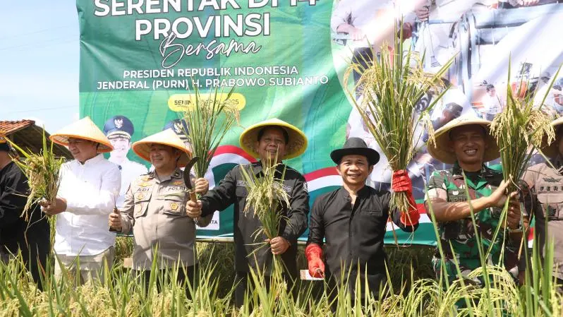Bupati Purwakarta Om Zein panen raya bersama warga dan Forkopimda di Desa Cisaat, Kecamatan Campaka, Kabupaten Purwakarta, bagian dari Panen Raya Serentak di 14 provinsi, Senin (7/4/2025). (Foto: Diskominfo Purwakarta)