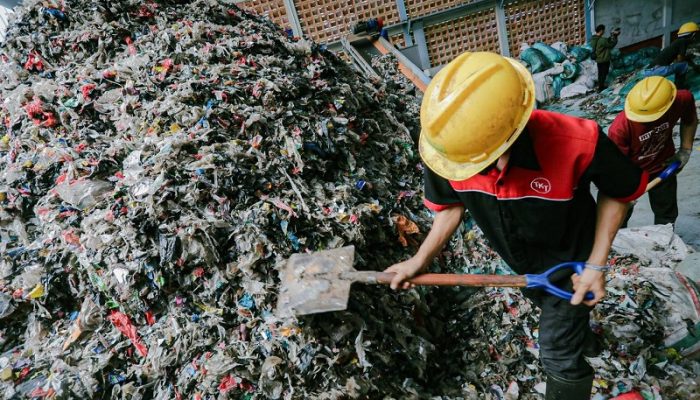 Sampah Menumpuk di Bendungan Leuwikeris Ciamis, Warga Keluhkan Kondisi Kumuh