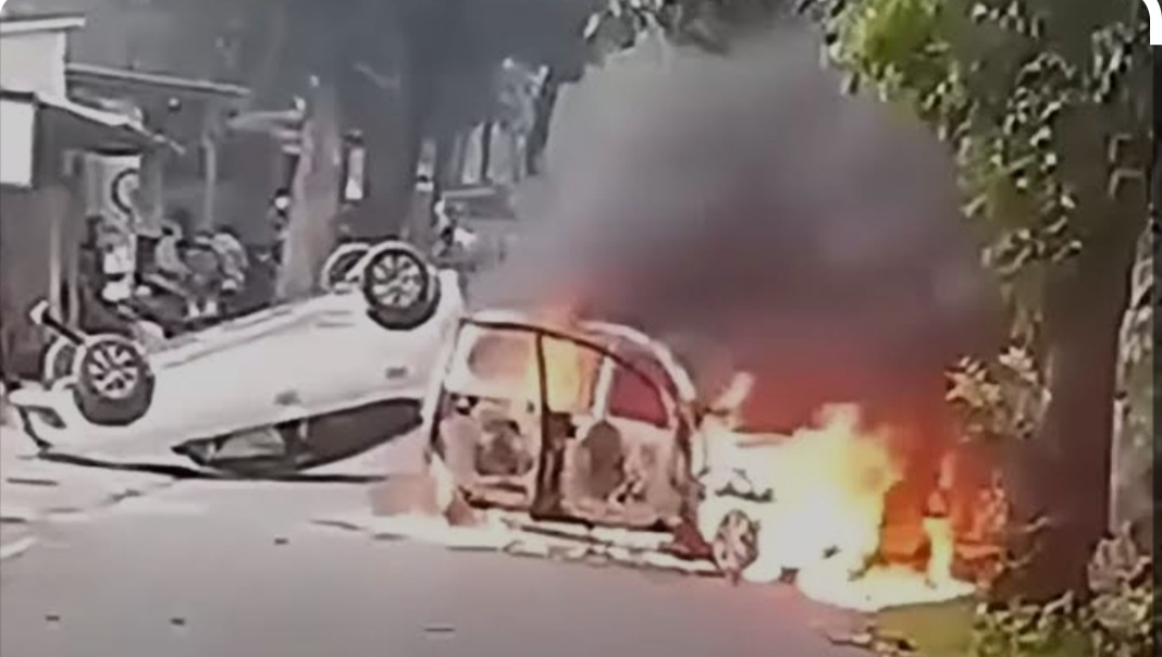 Mobil polisi di Kota Depok dibakar sekelompok massa. (foto: istimewa)