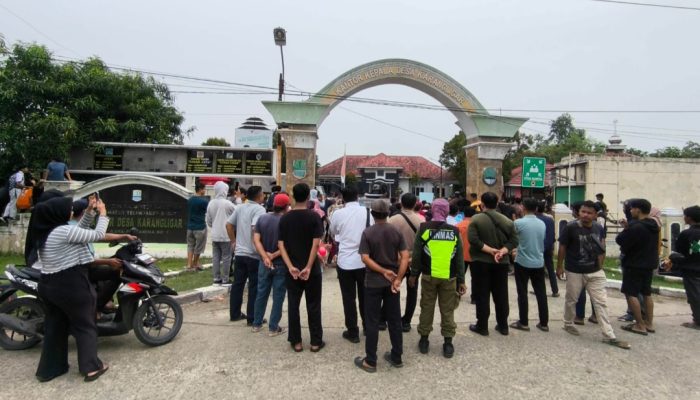 Warga Karangligar Geruduk Kantor Desa, Tuntut Kades Dicopot