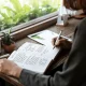Ilustrasi seorang menuangkan gagasan tentang transformasi pendidikan Indonesia dalam sebuah jurnal ilmiah (Foto: Net)