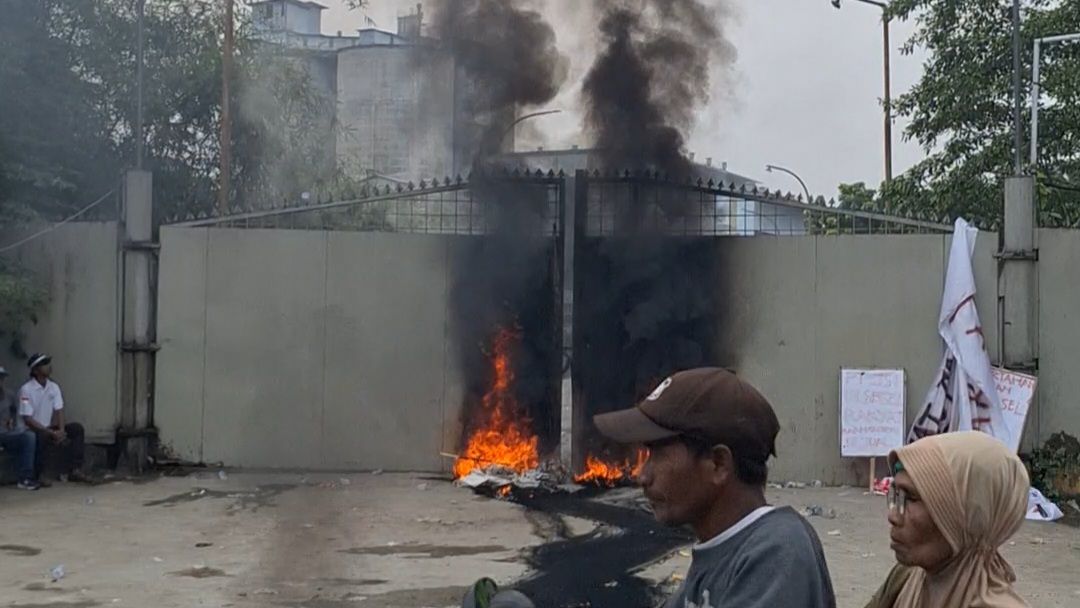 Aksi tolak tambang di Kabupaten Karawang. (foto: istimewa)