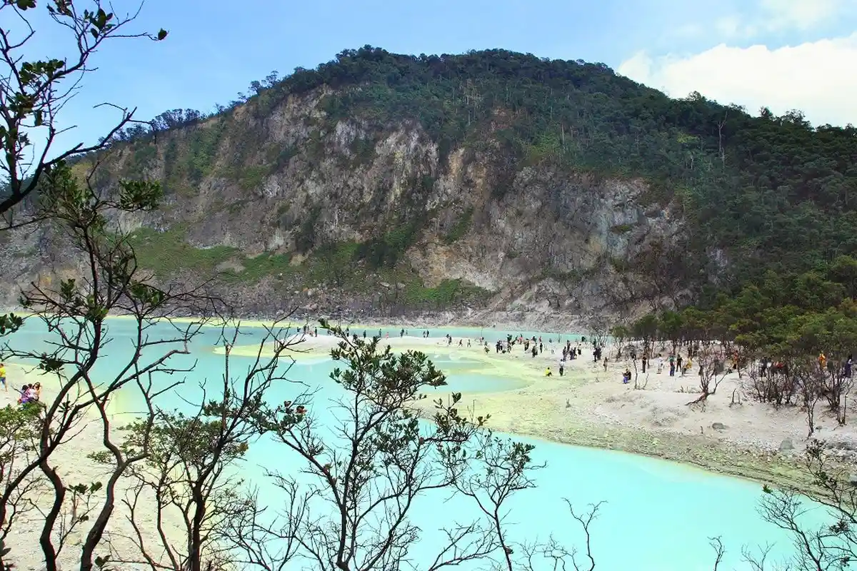 Wisatawan padati tempat wisata di Jawa Barat saat libur Lebaran 2025