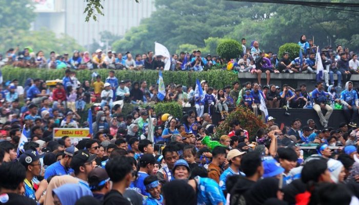 Pemkot Bandung Gelar Nobar Serentak di 30 Kecamatan, Farhan Minta Bobotoh Rayakan Kemenangan Secara Elegan