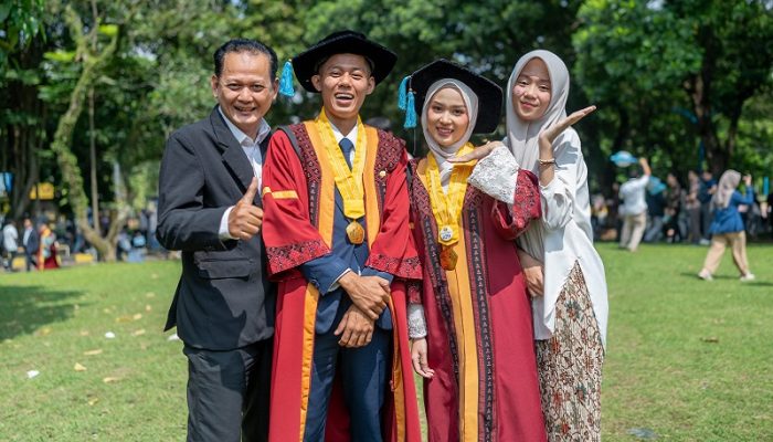 Inspiratif, Driver Ojol Antar Dua Anaknya Wisuda Bersamaan di Unpad