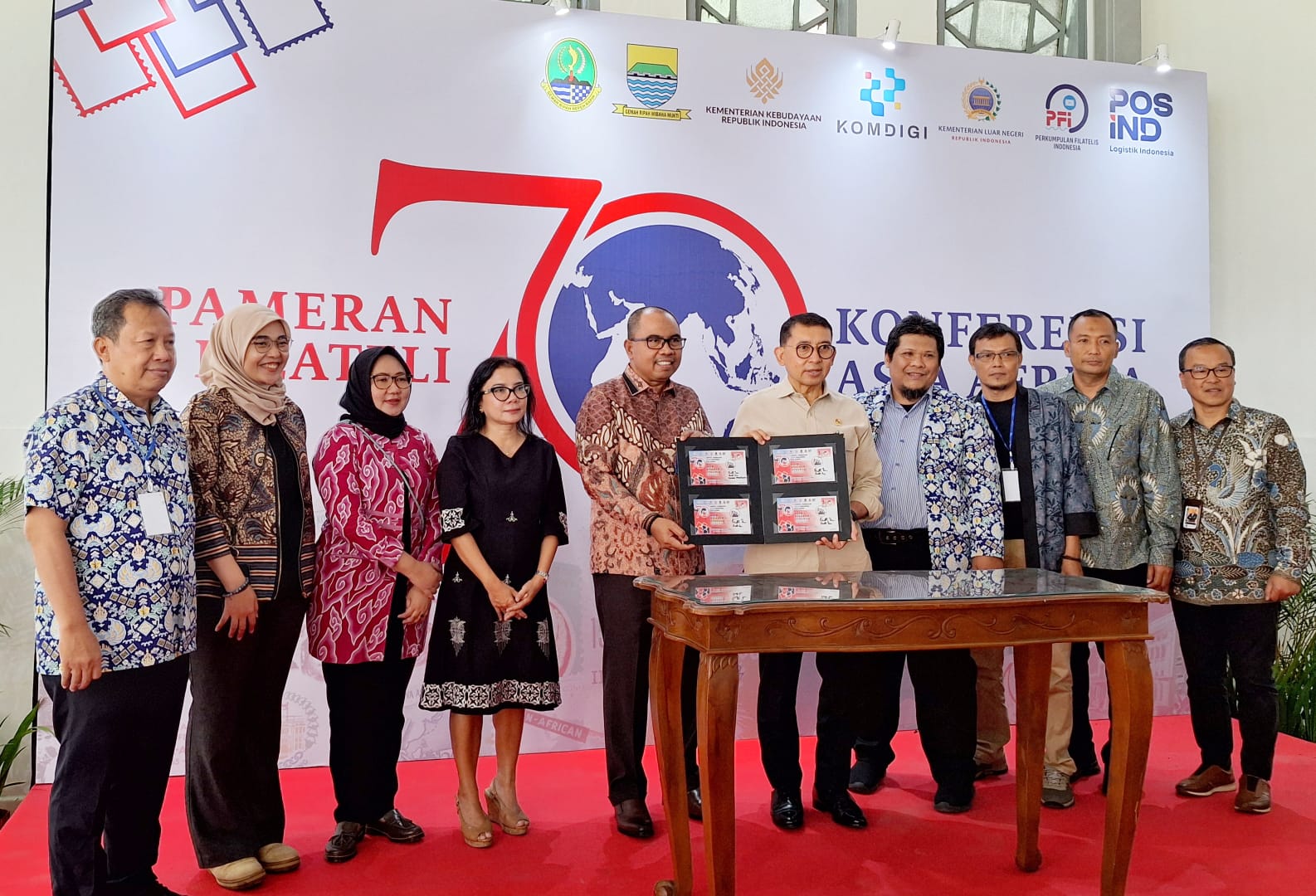70 Tahun KAA: Pos Indonesia Hadirkan 3 Kelompok Koleksi Filateli Bersejarah di Bandung