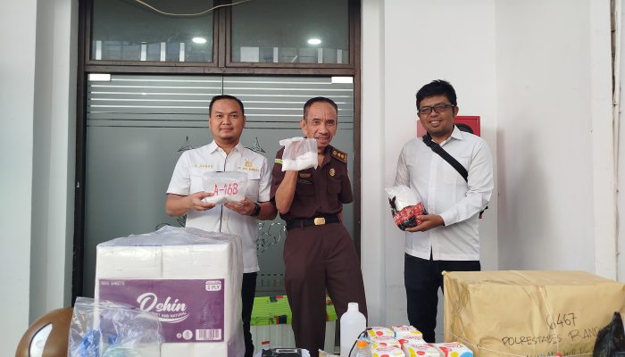 Kejari Bandung Bakar Ribuan Barang Bukti Narkoba, Senjata Tajam, hingga Rokok Ilegal