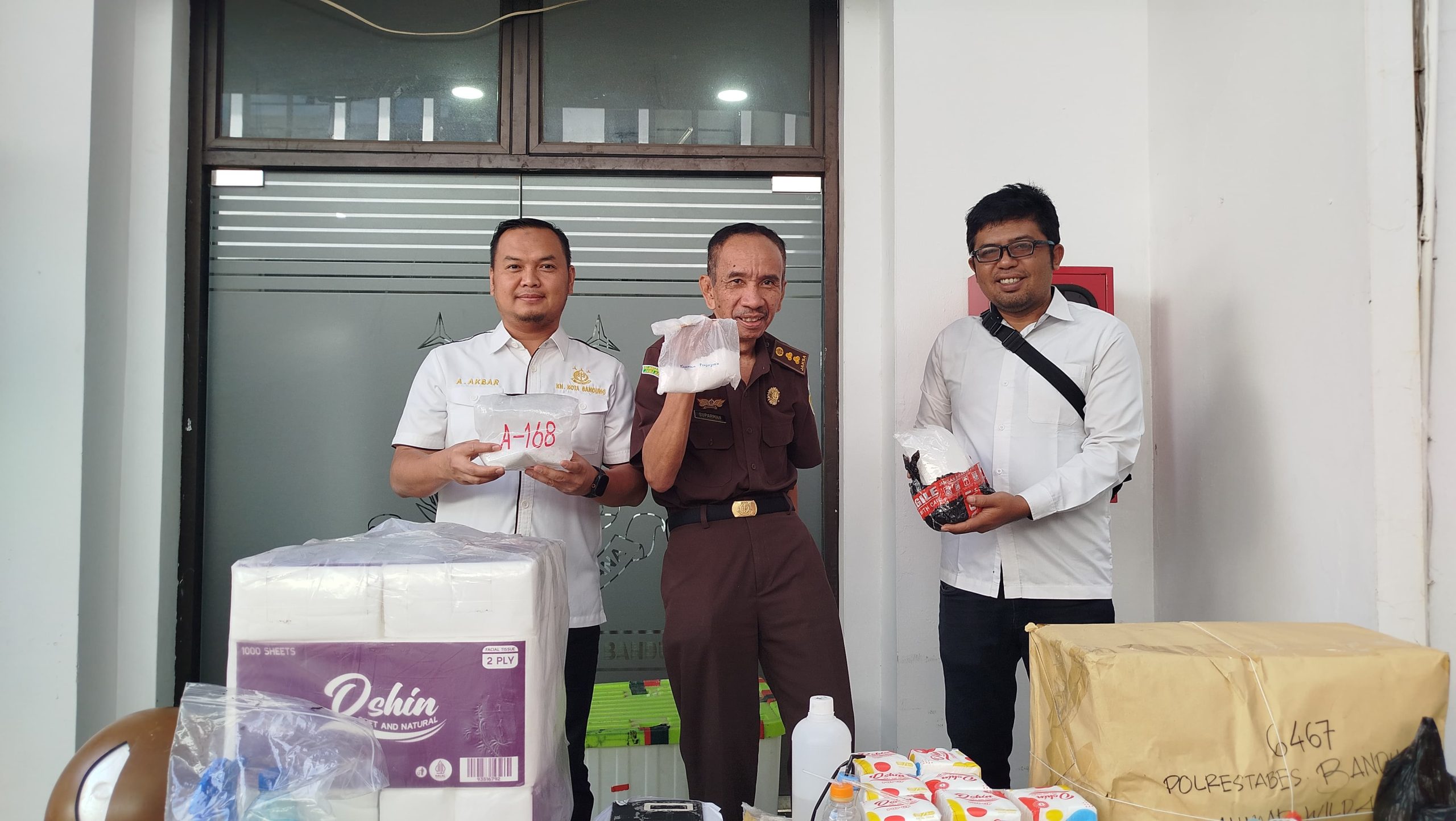 Kejari Bandung Bakar Ribuan Barang Bukti Narkoba, Senjata Tajam, hingga Rokok Ilegal