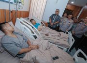 Kolaborasi di Balik Laga: Farhan Jenguk Polisi Korban Insiden Pengamanan Persib