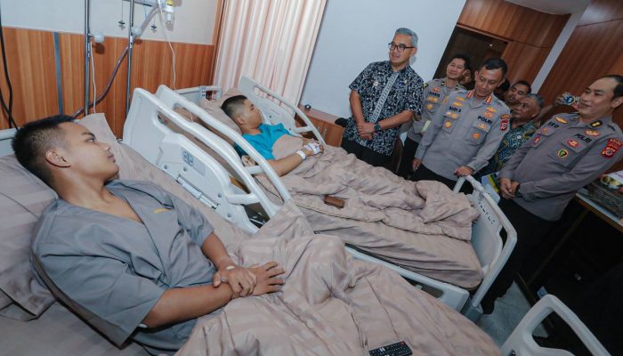 Kolaborasi di Balik Laga: Farhan Jenguk Polisi Korban Insiden Pengamanan Persib