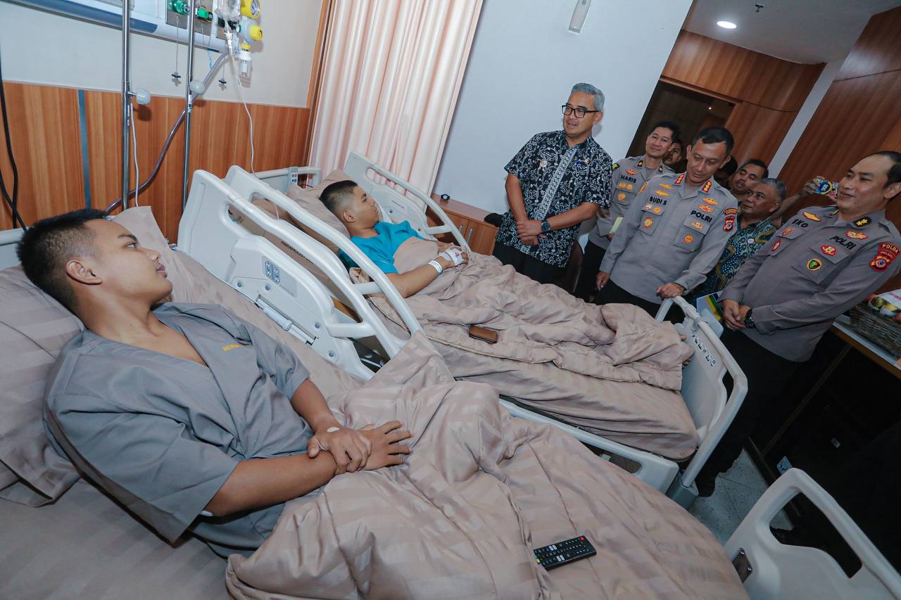 Kolaborasi di Balik Laga: Farhan Jenguk Polisi Korban Insiden Pengamanan Persib