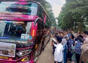 Isak Tangis Iringi Keberangkatan 308 Jemaah Haji Purwakarta, 220 Mobil Dinas Dikerahkan Antar ke Tajug Gede