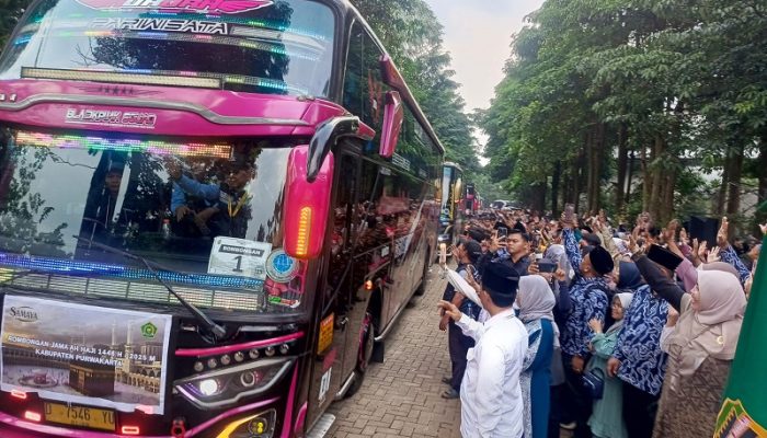 Isak Tangis Iringi Keberangkatan 308 Jemaah Haji Purwakarta, 220 Mobil Dinas Dikerahkan Antar ke Tajug Gede
