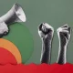 Tiga tangan mengepal sebagai simbol perlawanan dan satu tangan memegang megafon, menggambarkan aksi solidaritas mahasiswa ITB dalam menyuarakan kebebasan berekspresi.