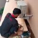 Kisah Jimmi, tukang AC Jakarta yang tak kenal lelah demi masa depan anaknya, mengubah panas jadi harapan di tiap panggilan kerja