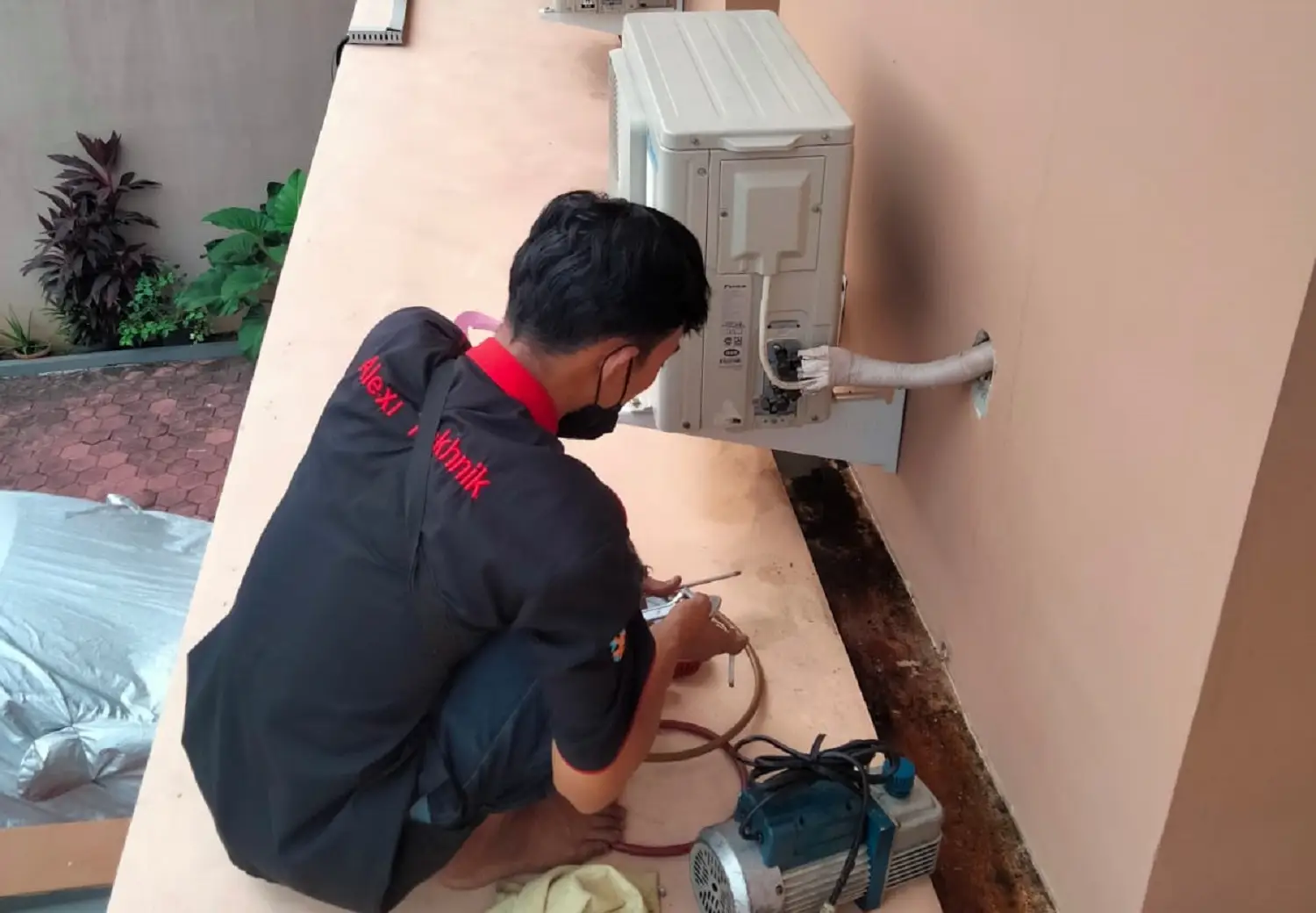 Kisah Jimmi, tukang AC Jakarta yang tak kenal lelah demi masa depan anaknya, mengubah panas jadi harapan di tiap panggilan kerja