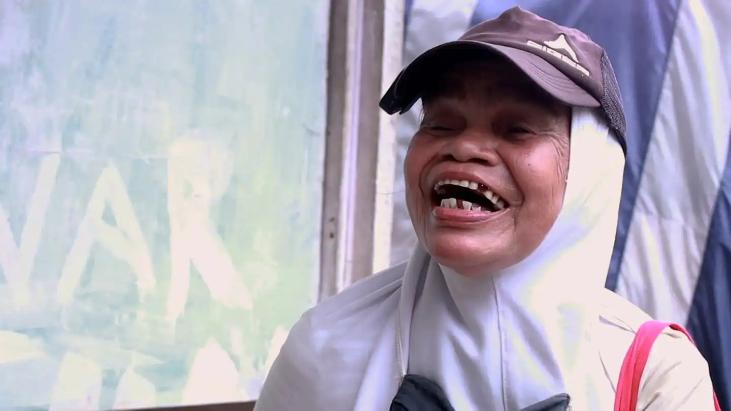 Kisah Lida Yohani, pengepul barang bekas di Depok, yang hidup mandiri dengan ketabahan dan hati yang penuh syukur.