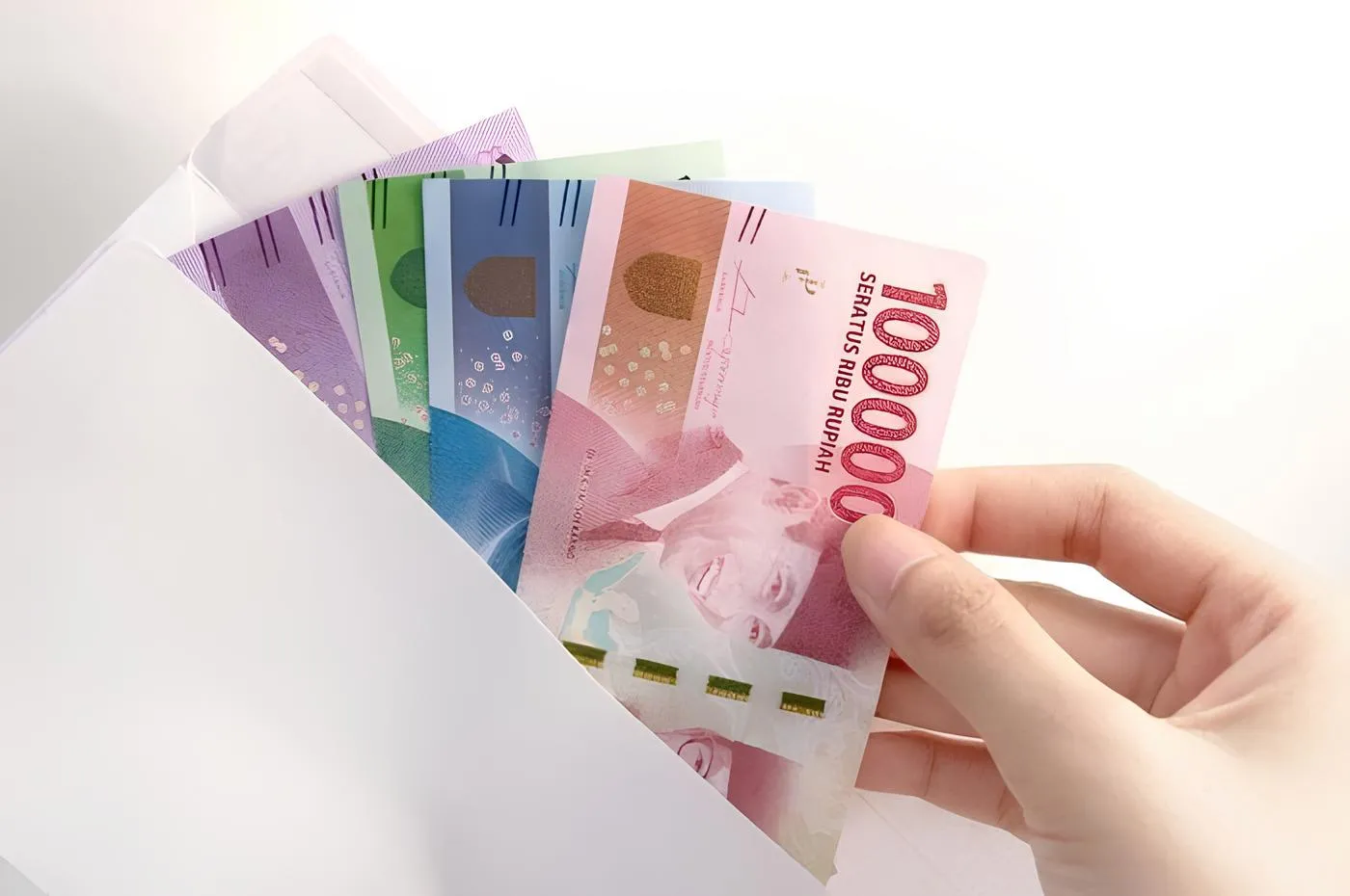 Pekerja bergaji di bawah Rp3,5 juta akan menerima Bantuan Subsidi Upah mulai 5 Juni 2025, bagian dari stimulus ekonomi pemerintah.