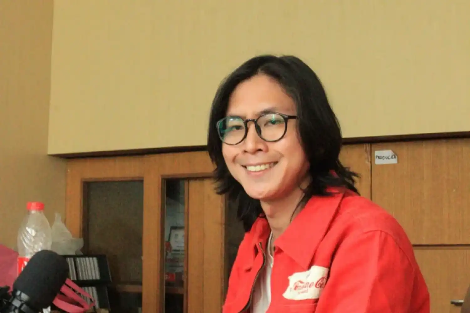Rayhan Dria, mahasiswa UIN, memilih musik sebagai panggilan hidupnya—kisah tentang keberanian, cinta, dan pilihan di dua dunia berbeda