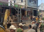 Satpol PP Cianjur Bongkar 12 Bangunan di Atas Saluran Air untuk Cegah Banjir