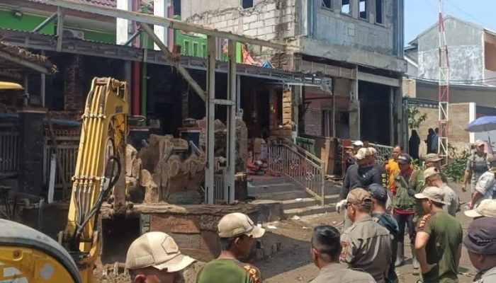 Satpol PP Cianjur Bongkar 12 Bangunan di Atas Saluran Air untuk Cegah Banjir