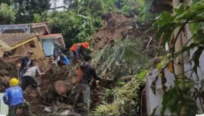 Longsor di Kawasan Lembang Timbun Empat Rumah, Puluhan Warga Mengungsi ke Tempat Aman