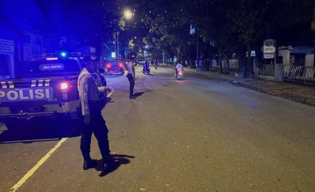 Polisi melakukan patroli malam