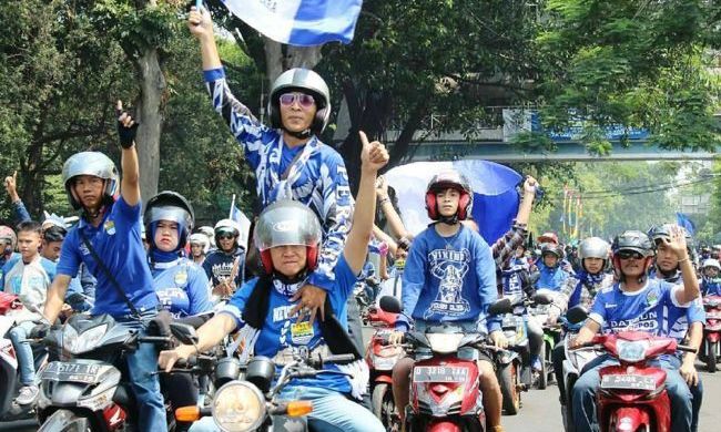 Bobotoh melakukan konvoi kemenangan Persib Bandung.