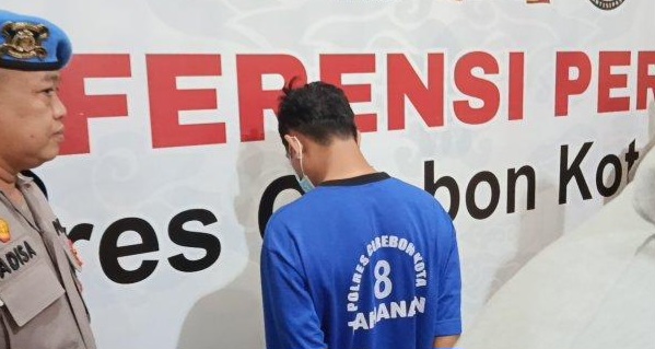 Tersangka diperlihatkan saat konferensi pers di Mapolres Cirebon Kota.