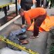 Petugas kepolisian melakukan identifikasi di lokasi penemuan jasad.