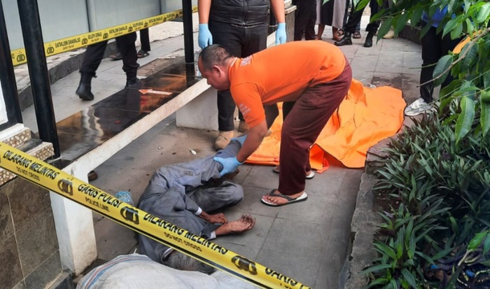 Petugas kepolisian melakukan identifikasi di lokasi penemuan jasad.