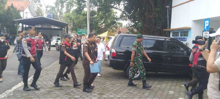 Tim Penyidik Kejari Cianjur tiba di kantor Dishub.