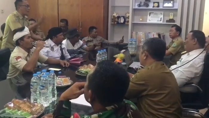 Sejumlah kades memprotes PPDB di SMAN 1 Jatitujuh Majalengka.