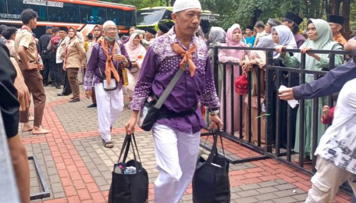 Kepulangan 445 Jamaah Haji Purwakarta Disambut Haru Keluarga