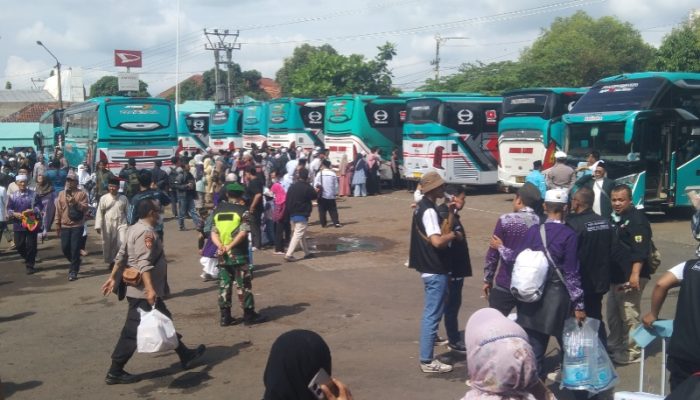 Tangis Bahagia Iringi Kepulangan 435 Jemaah Haji Cianjur