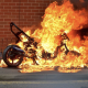 Ilustrasi sepeda motor terbakar.