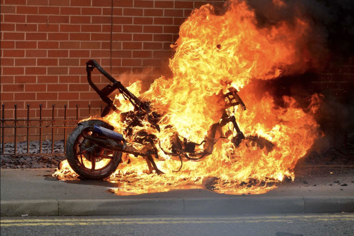 Ilustrasi sepeda motor terbakar.